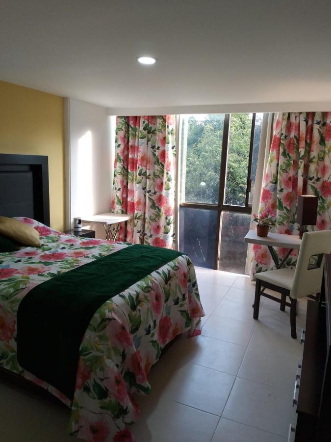 Charming Sunny Bedroom Overlooking Beautiful Amsterdam Avenue In Best Condesa Area Mexico City Exterior photo