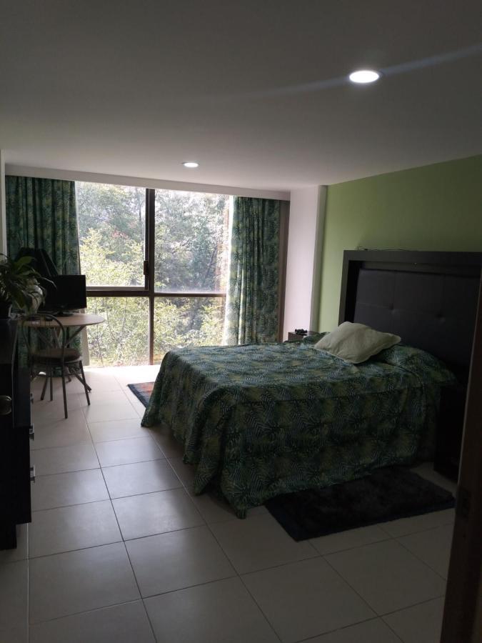 Charming Sunny Bedroom Overlooking Beautiful Amsterdam Avenue In Best Condesa Area Mexico City Exterior photo