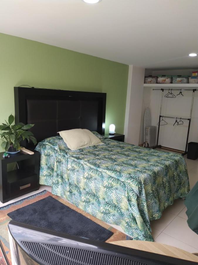 Charming Sunny Bedroom Overlooking Beautiful Amsterdam Avenue In Best Condesa Area Mexico City Exterior photo